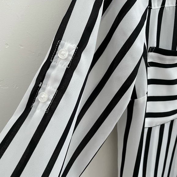 Women’s Express Black and White Striped button down blouse size Small - Picture 4 of 6